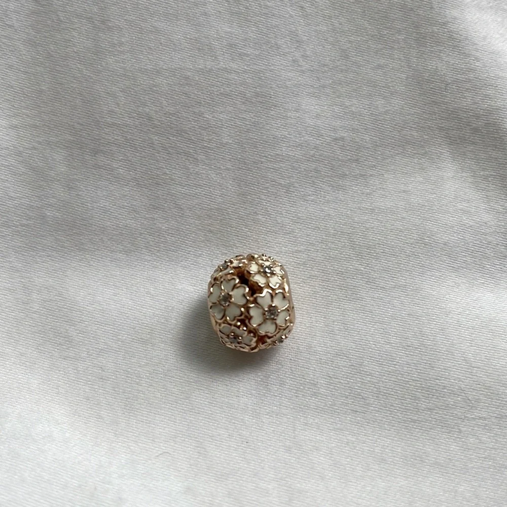 Retired Pandora Rose White Primrose Meadow Charm - Picture 1 of 3
